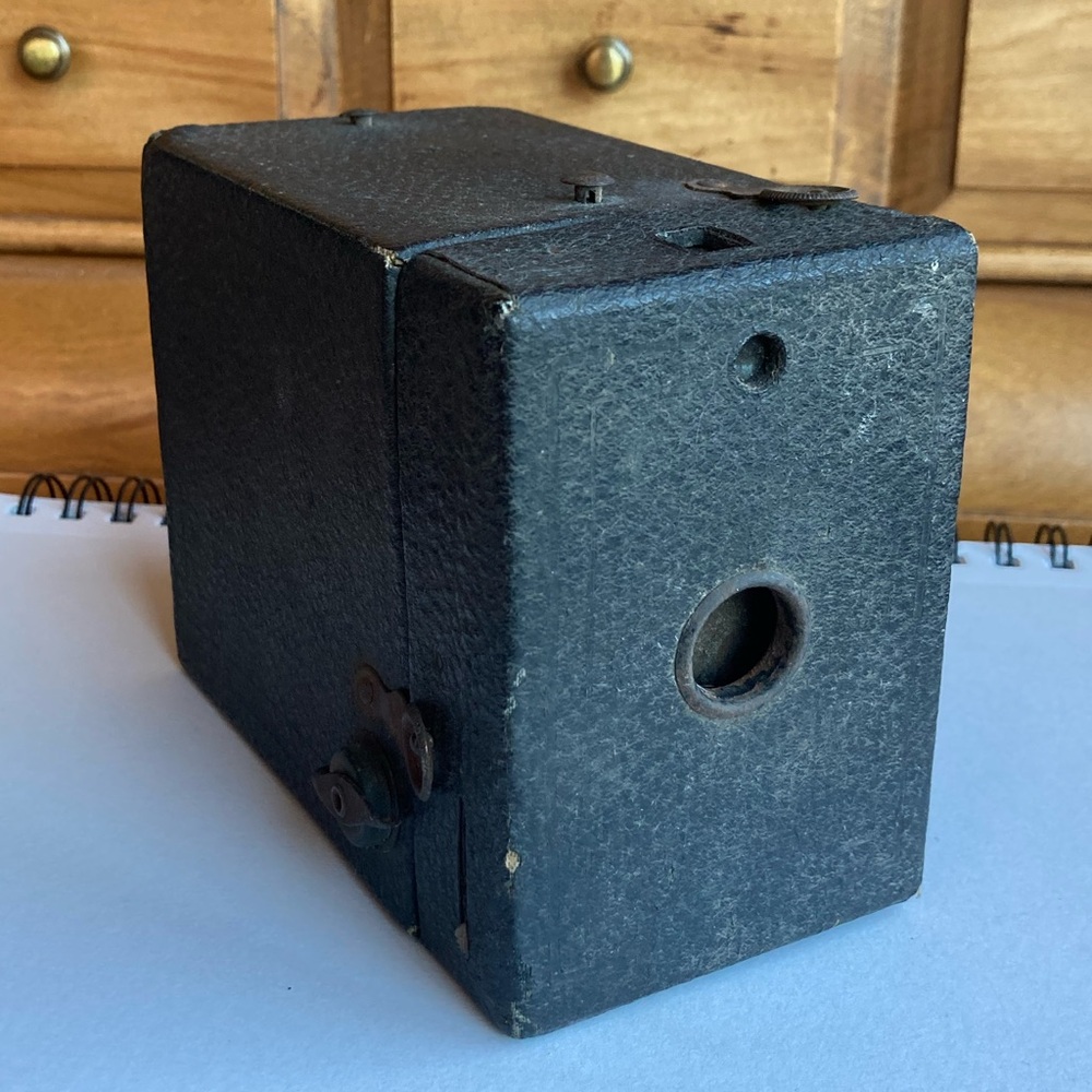 Eastman Kodak 120 Black Box Camera. Not tested.  I have not opened it.